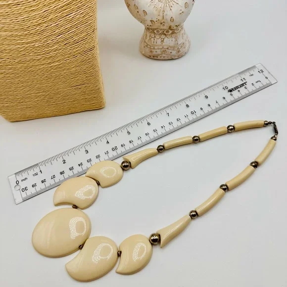 Elegant Vintage Cream Abstract Necklace - Picture 5 of 5
